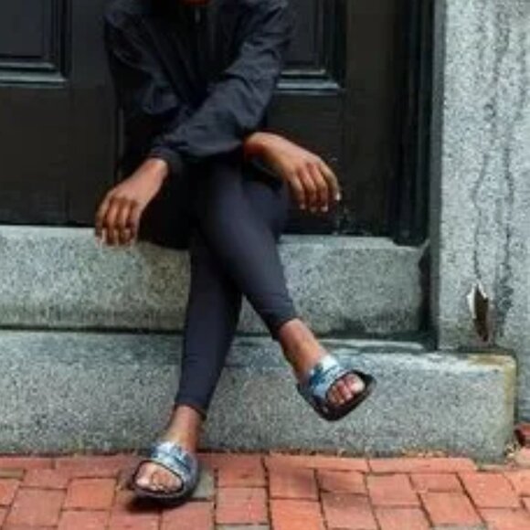 OOFOS Unisex Slide Recovery Footwear in Iridescent Snake Women’s 8 - Men’s 6 - Picture 3 of 7